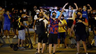 Fans Barcelona saat menggelar aksi di luar markas klub, Barcelona, ​​Spanyol, Selasa (25/8). [Pau BARRENA / AFP]