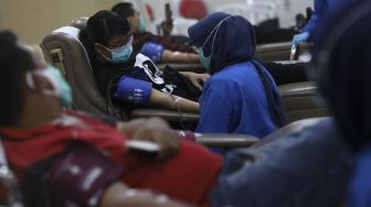 Sejumlah pendonor mendonorkan darahnya di Gedung Palang Merah Indonesia (PMI), Kramat, Senen, Jakarta, Rabu (26/8/2020). [Suara.com/Angga Budhiyanto]