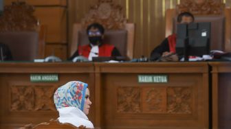 Aktris Angel Lelga saat menjadi saksi di sidang kasus penggerebekan dengan terdakwa Vicky Prasetyo di Pengadilan Negeri Jakarta Selatan, Rabu (26/8). [Suara.com/Alfian Winanto]