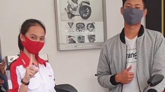 Pemuda Ini Beli Sepeda Motor di Dealer Pakai Uang Logam Rp10 Juta