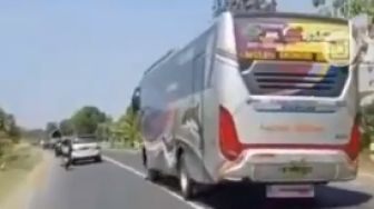 Aksi Bus Bergoyang Di Jalan Jadi Sorotan, Manuvernya Bahaya Banget