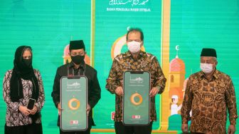 Imam Besar Masjid Istiqlal Nasaruddin Umar (kedua kiri) berfoto bersama dengan Chairman CT Corp Chairul Tanjung (kedua kanan), Komisaris Utama Bank Mega Syariah Mohammad Nuh (kanan) dan Chief Operating Officer DOKU Nabilah Alsagoff (kiri) usai peluncuran aplikasi E-Istiqlal di Jakarta, Kamis (27/8/2020).  [ANTARA FOTO/Nova Wahyudi]
