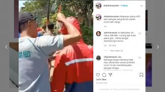 Viral! Petugas Covid-19 Dipaksa Warga Lepas APD saat Pemakaman Jenazah