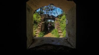 Fotografer mencari tempat untuk mengambil gambar di benteng peninggalan Belanda di Puncak Gunung Putri, Lembang, Kabupaten Bandung Barat, Jawa Barat, Kamis (27/8/2020).   [ANTARA FOTO/Raisan Al Farisi]