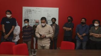 Tim redaksi Suara.com memanjatkan doa saat Peluncuran Suara.com Regional di 14 Provinsi di Kantor Redaksi Suara.com, Jakarta, Jumat (28/8/2020). [Suara.com/Angga Budhiyanto]