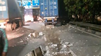 Gegara Sopir Ngantuk, Truk Hancur Nyelonong ke Jalur Busway