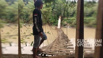 Jepret...Besi Jembatan 'Indiana Jones' Cibeureum Putus, Warga Berjatuhan