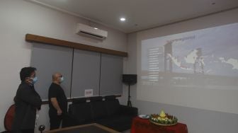 Direktur Utama PT Arkadia Digital Media Wiliam Martaputra (kanan) didampingi Pemimpin Redaksi Suara.com Suwarjono mengamati video Peluncuran Suara.com Regional di 14 Provinsi di Kantor Redaksi Suara.com, Jakarta, Jumat (28/8/2020). [Suara.com/Angga Budhiyanto]