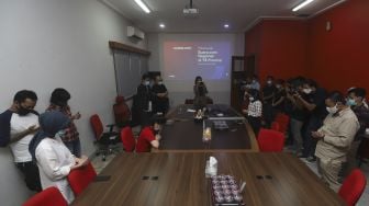 Tim redaksi Suara.com memanjatkan doa saat Peluncuran Suara.com Regional di 14 Provinsi di Kantor Redaksi Suara.com, Jakarta, Jumat (28/8/2020). [Suara.com/Angga Budhiyanto]