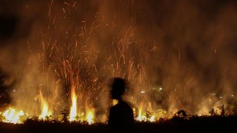 Api Berkobar Dekat Kantor Partai Demokrat di Lebak Banten