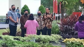 Pakai Batik Coklat, Jokowi Bagi 1000 Sembako di Gedung Agung