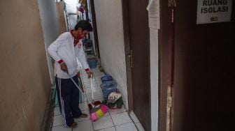 Petugas merapikan salah satu kamar indekos yang dijadikan ruang isolasi COVID-19 di Kelurahan Kuningan Barat, Jakarta Selatan, Jumat (28/8/2020).  [ANTARA FOTO/Nova Wahyudi]