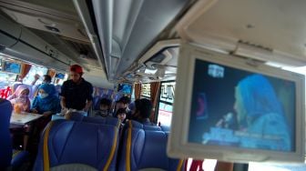 Pelayan menawarkan makanan dan minuman kepada pengunjung "angkringan on the bus" di Pemalang, Jawa Tengah, Jumat (28/8/2020). [ANTARA FOTO/Oky Lukmansyah]