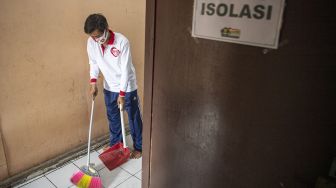 Petugas merapikan salah satu kamar indekos yang dijadikan ruang isolasi COVID-19 di Kelurahan Kuningan Barat, Jakarta Selatan, Jumat (28/8/2020).  [ANTARA FOTO/Nova Wahyudi]