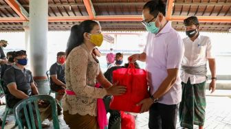 Wabup Badung Kirim Sembako Bagi Warga Isolasi Mandiri di Mengwi