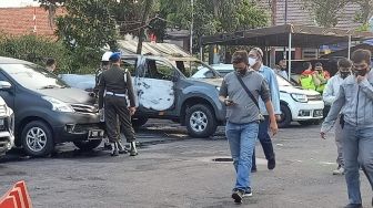 Diserang Massa, Dua Polisi Terluka dan Mobil Wakapolsek Ciracas Dibakar