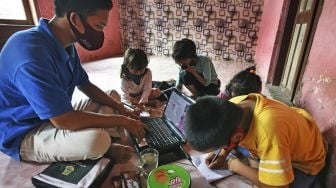 Relawan Berikan Bimbel Gratis bagi Siswa Sekolah di Pelosok