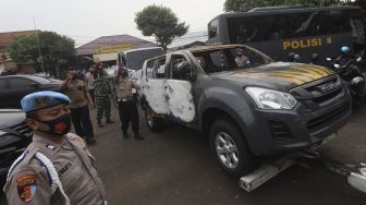 Kondisi mobil yang rusak akibat penyerangan di Polsek Ciracas, Jakarta, Sabtu, (29/8/2020). [Suara.com/Angga Budhiyanto]