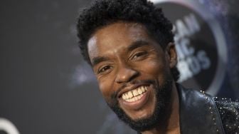 Chadwick Boseman berpose di ruang pers saat Penghargaan Musik Amerika 2019 di teater Microsoft, Los Angeles pada 24 November 2019. [VALERIE MACON / AFP]