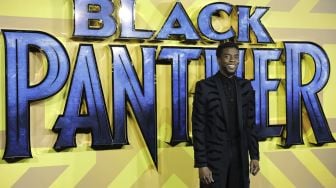 Aktor Amerika Chadwick Boseman berpose pada saat tiba untuk Premiere Eropa 'Black Panther' di pusat kota London pada 8 Februari 2018. [Tolga AKMEN / AFP]