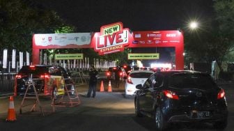 Antrian mobil untuk masuk ke arena konser saat gelaran Drive In Concert di Jiexpo Kemayoran, Jakarta Pusat, Sabtu (29/8). [Suara.com/Alfian Winanto]