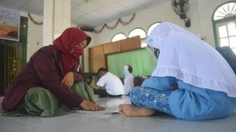 Sebuah Surau di Padang Mendadak Ramai Didatangi Siswa yang Belajar Daring