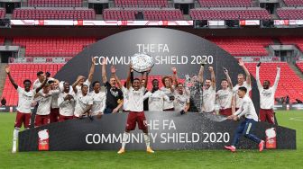 Pemain Arsenal merayakan sukses merebut trofi Community Shield ketika event yang menjadi pembuka musim baru dimainkan di Wembley Stadium, London, Sabtu (29/8).  [ANDREW COULDRIDGE / POOL / AFP]