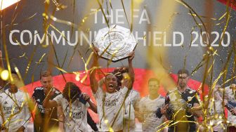 Pemain Arsenal merayakan sukses merebut trofi Community Shield ketika event yang menjadi pembuka musim baru dimainkan di Wembley Stadium, London, Sabtu (29/8).  [ANDREW COULDRIDGE / POOL / AFP]