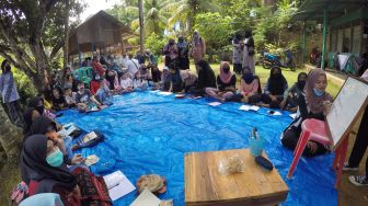 Sejumlah relawan mengajarkan Bahasa Inggris bagi remaja dan anak-anak di Kampung KB, Bukit Gado-Gado, Padang, Sumatera Barat, Minggu (30/8/2020).  [ANTARA FOTO/Iggoy el Fitra]