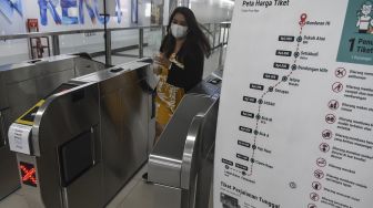 Warga berjalan keluar stasiun usai menggunakan angkutan kereta Moda Raya Terpadu (MRT) di Jakarta, Minggu (30/8/2020). [ANTARA FOTO/Muhammad Adimaja]
