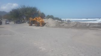 Ganggu Wisatawan, Dinpar Bantul Bersihkan Tumpukan Pasir di Parangtritis