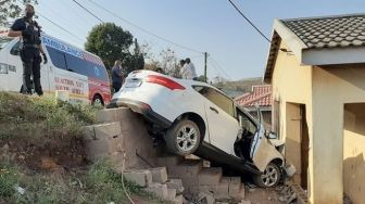 Brak! Pikap Hantam Pagar Rumah di Batu, Sopir Ngantuk