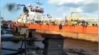 Kapal Tanker Pertamina Tabrak Jamban, Warga Kocar-kacir Selamatkan Diri