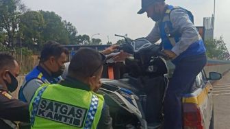 Detik-detik Motor Bonceng 3 Orang Masuk Jalan Tol Hingga Diseruduk Pajero