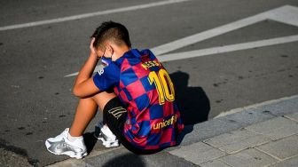 Viral Fans Cilik Ini Sedih saat Messi Tak Hadir di Tempat Latihan Barcelona