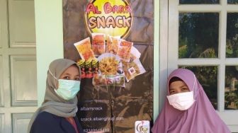 Mahasiswa KKN UNEJ Komersialkan UMKM Snack Molreng Melalui E-Commerce