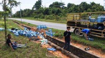 Kebayang Nggak Pusingnya Jadi Kenek Truk Terguling, Semua Galon Ngglinding