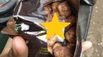 Beli Snack Receh Murah Meriah, Netizen Ini Syok Lihat Bonus di Dalamnya