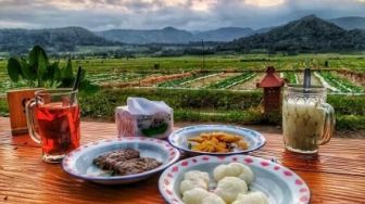 Warung Geblek Pari, Kulineran Ndeso Sambil Manjakan Mata di Sawah