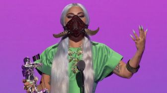 Lady Gaga saat menerima penghargaan dalam ajang MTV Video Music Award (MVA) 2020 yang digelar secara virtual, New York, Minggu (30/8). [Foto/AFP]