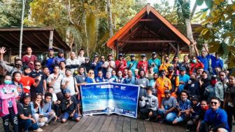 Keren! 100 Orang Pelaku Pariwisata Kumpul Bersihkan Pantai Raja Ampat
