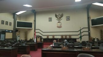 Kesal Tak Ditemui Anggota Dewan, Massa Aksi Rusak Kantor DPRD Makassar
