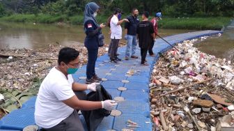 Limbah Medis COVID-19 di Sungai Cisadane Dimusnahkan dengan Dibakar