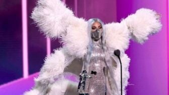 Lady Gaga Kenakan Masker Buatan Indonesia, Ini Koleksi Mobil Dia