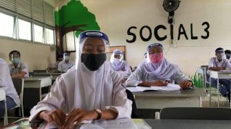 Jokowi Targetkan Sekolah Buka Juli, DPR: Tetap Ikuti Prokes