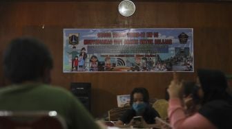 Sejumlah pelajar dari berbagai jenjang sekolah mengerjakan tugas dengan metode pembelajaran jarak jauh menggunakan fasilitas Wi-Fi gratis di balai warga RW 005 Kelurahan Kuningan Barat, Jakarta, Selasa (1/9/2020). [Suara.com/Angga Budhiyanto]