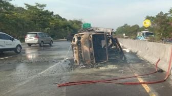 Terbakar di Tol Jagorawi, Mobil Pengangkut Belerang Hanya Menyisakan Rangka