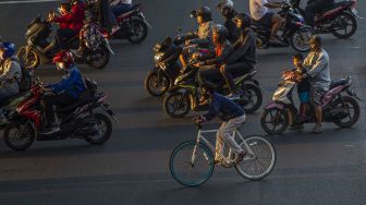 Warga mengendarai sepeda di Jalan Ahmad Yani, Rawamangun, Jakarta, Senin (31/8/2020). [ANTARA FOTO/Aditya Pradana Putra]