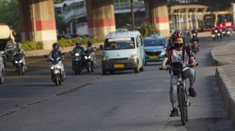 Warga mengendarai sepeda di Jalan Ahmad Yani, Rawamangun, Jakarta, Senin (31/8/2020). [ANTARA FOTO/Aditya Pradana Putra]