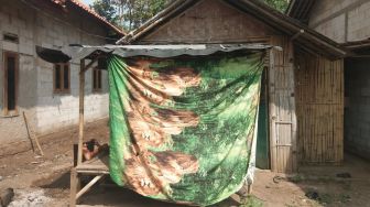 Hanya Pajang Foto Soekarno, Ini Kisah Rumah Reot Viral di Desa Tangerang